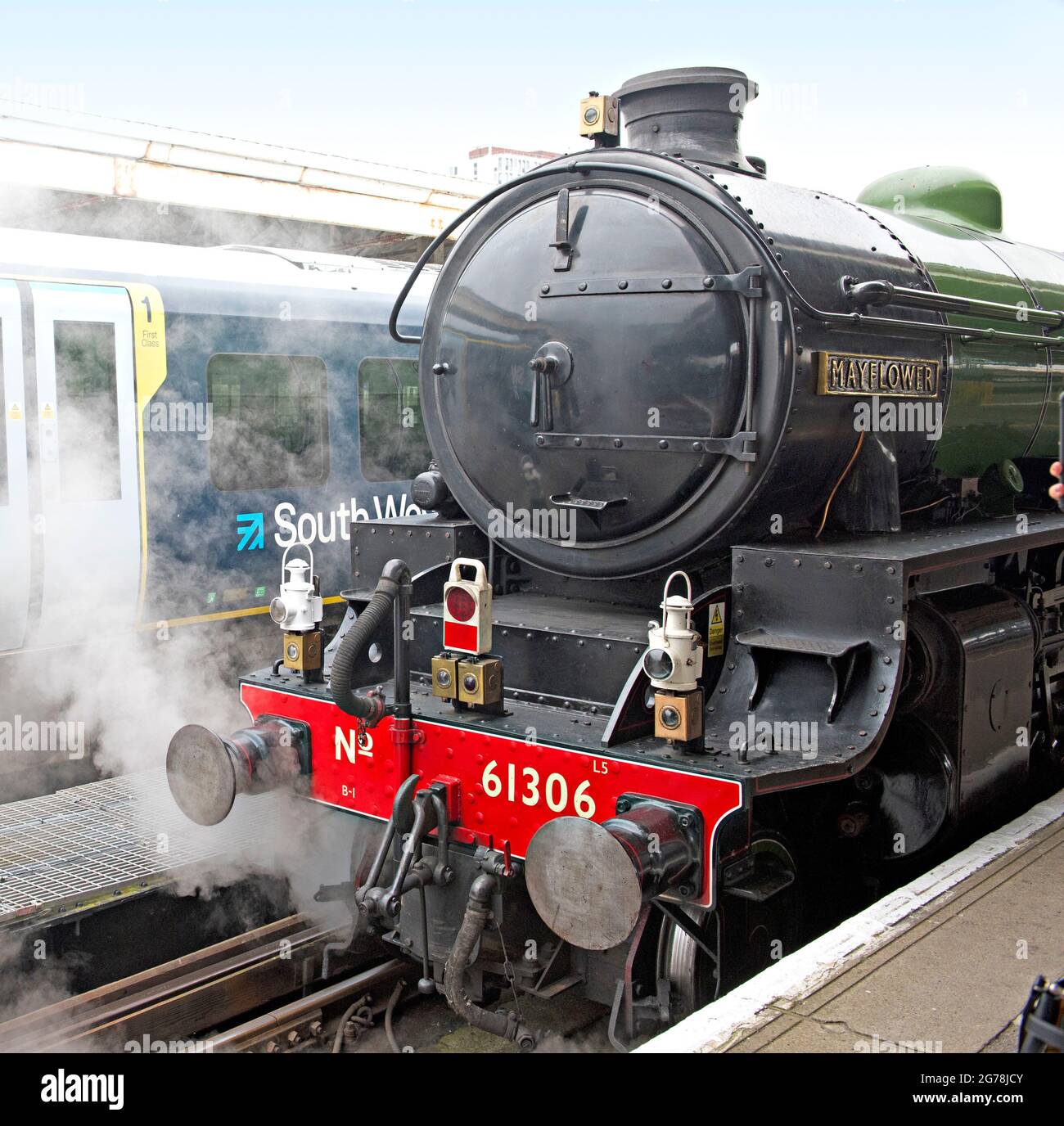 Locomotiva a vapore conservata B1 classe 61306 'Mayflower' al porto di Portsmouth con un treno charter Foto Stock