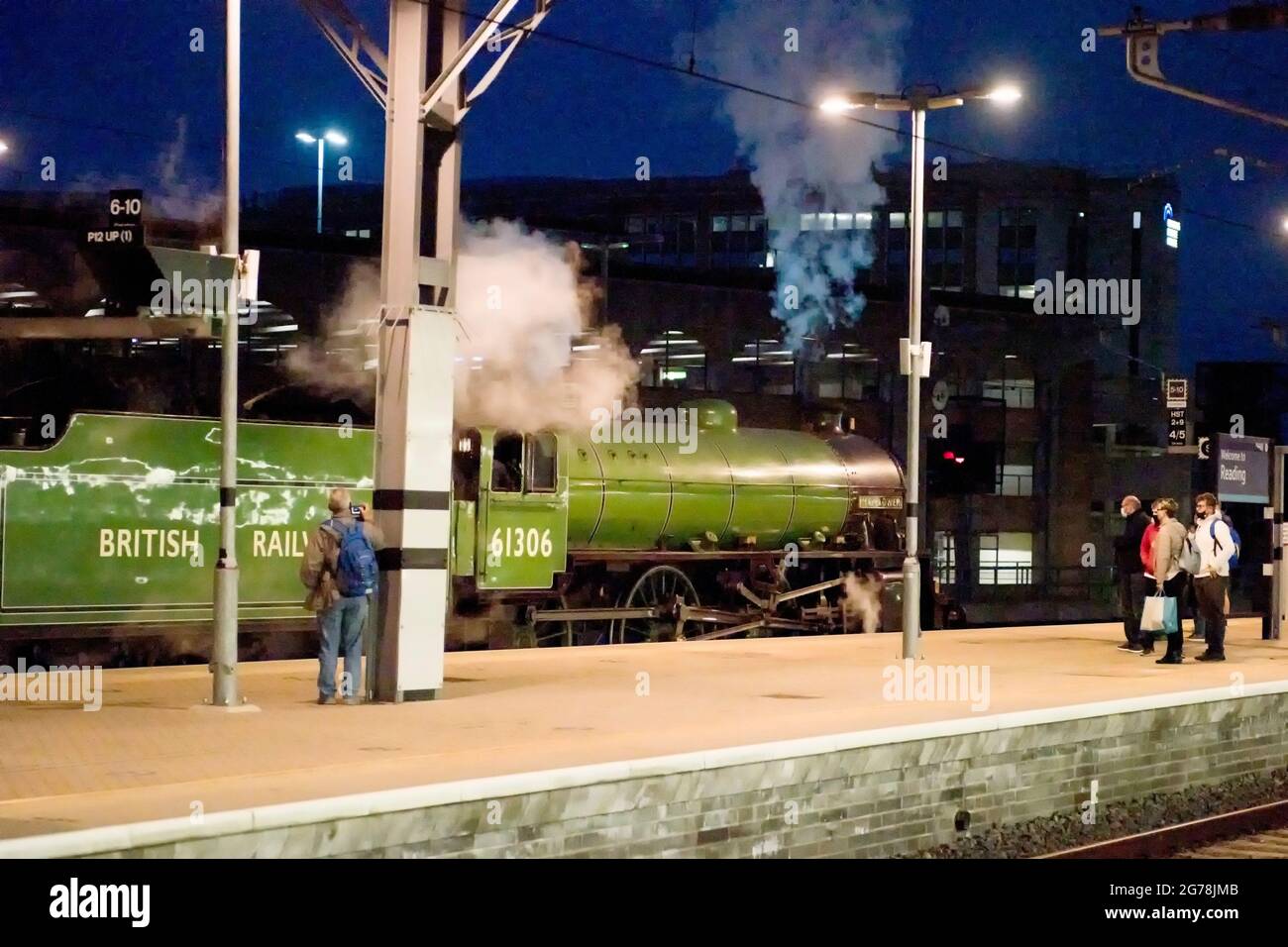 La locomotiva a vapore di B1 classe 61306 si ferma alla Reading Station con uno speciale treno charter di andata e ritorno sulla via del ritorno a Londra Paddington Foto Stock