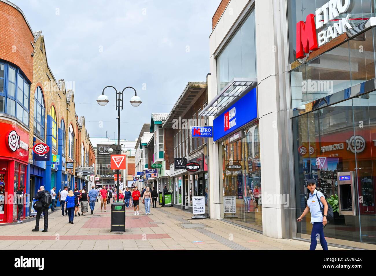 Crawley viste Sussex UK - Vista giù l'area dello shopping, i Martletts fuori Queens Square Foto Stock