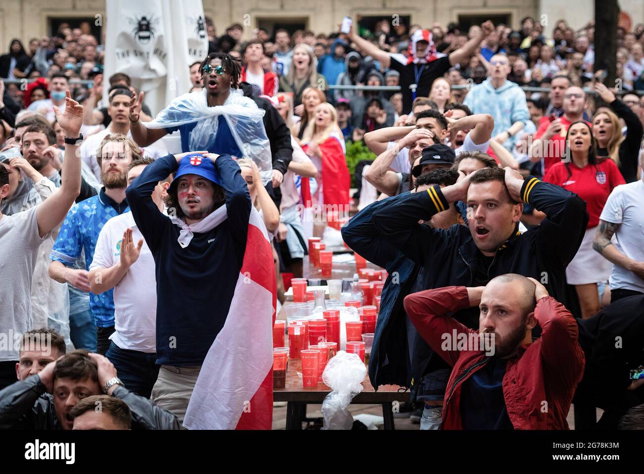 I fan dell'Inghilterra guardano la finale di Euro 2020, che vede l'Inghilterra giocare in Italia. Foto Stock