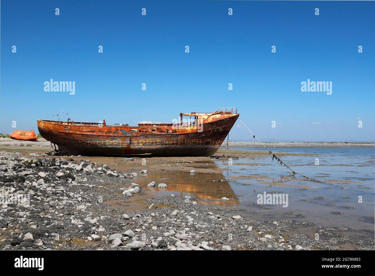 Barca arrugginente a Morecambe Bay, Cumbria Foto Stock