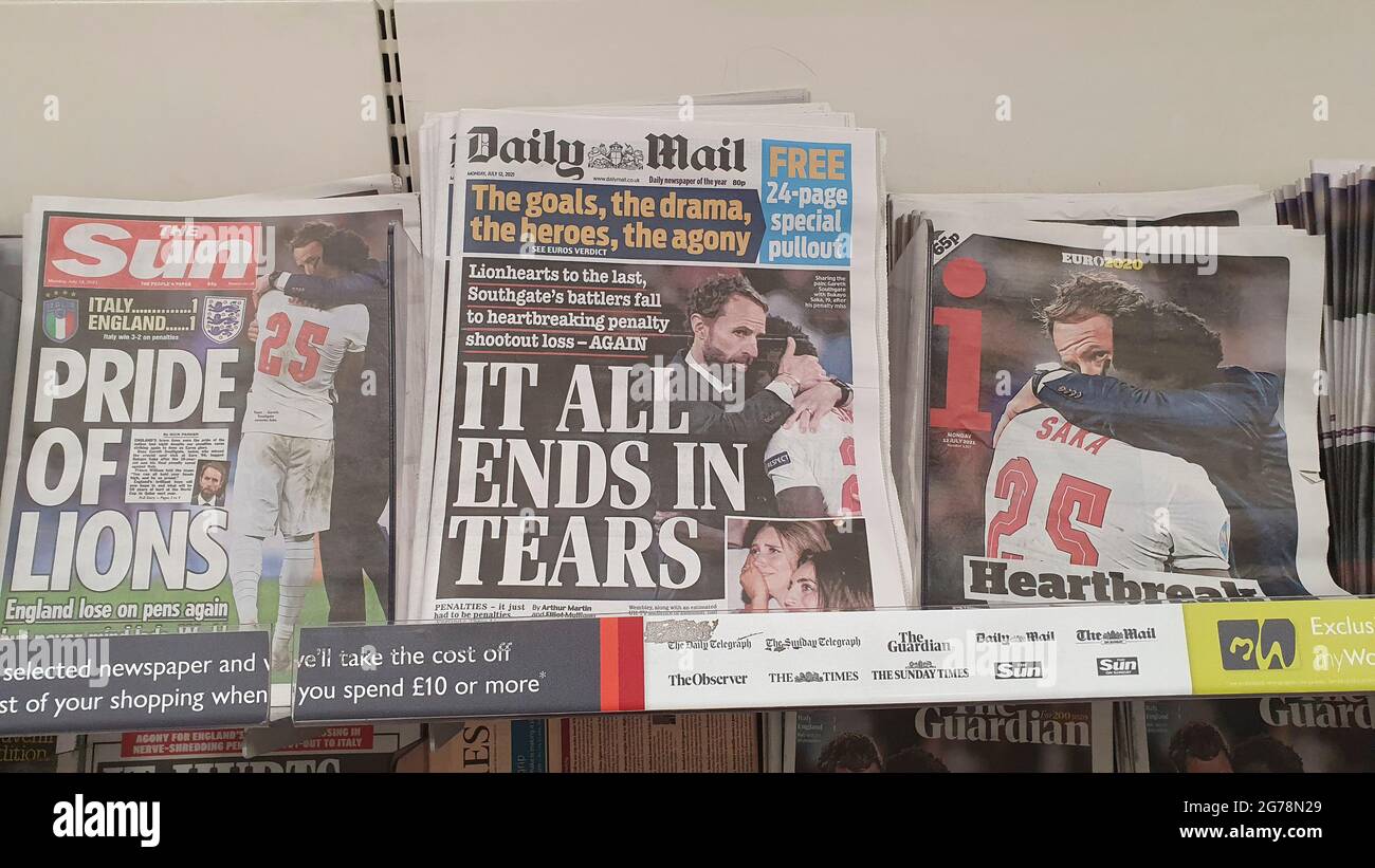 Londra, UK, 12 luglio 2021: Le prime pagine dei giornali coprono la sconfitta dell'Inghilterra nella finale di Euro 2020. La squadra di calcio inglese maschile ha perso per sanzioni contro l'Italia a Wembley ieri sera. La copertura emphases la delusione, ma anche l'orgoglio nei giovani di diversi team, che sono stati purtroppo soggetti ad abusi razziali online dal gioco. Molti dei documenti usavano le foto del manager inglese Gareth Southgate consolando Bukayo Saka dopo che il suo tentativo di penalizzazione fu salvato dal portiere italiano. Anna Watson/Alamy Live News Foto Stock