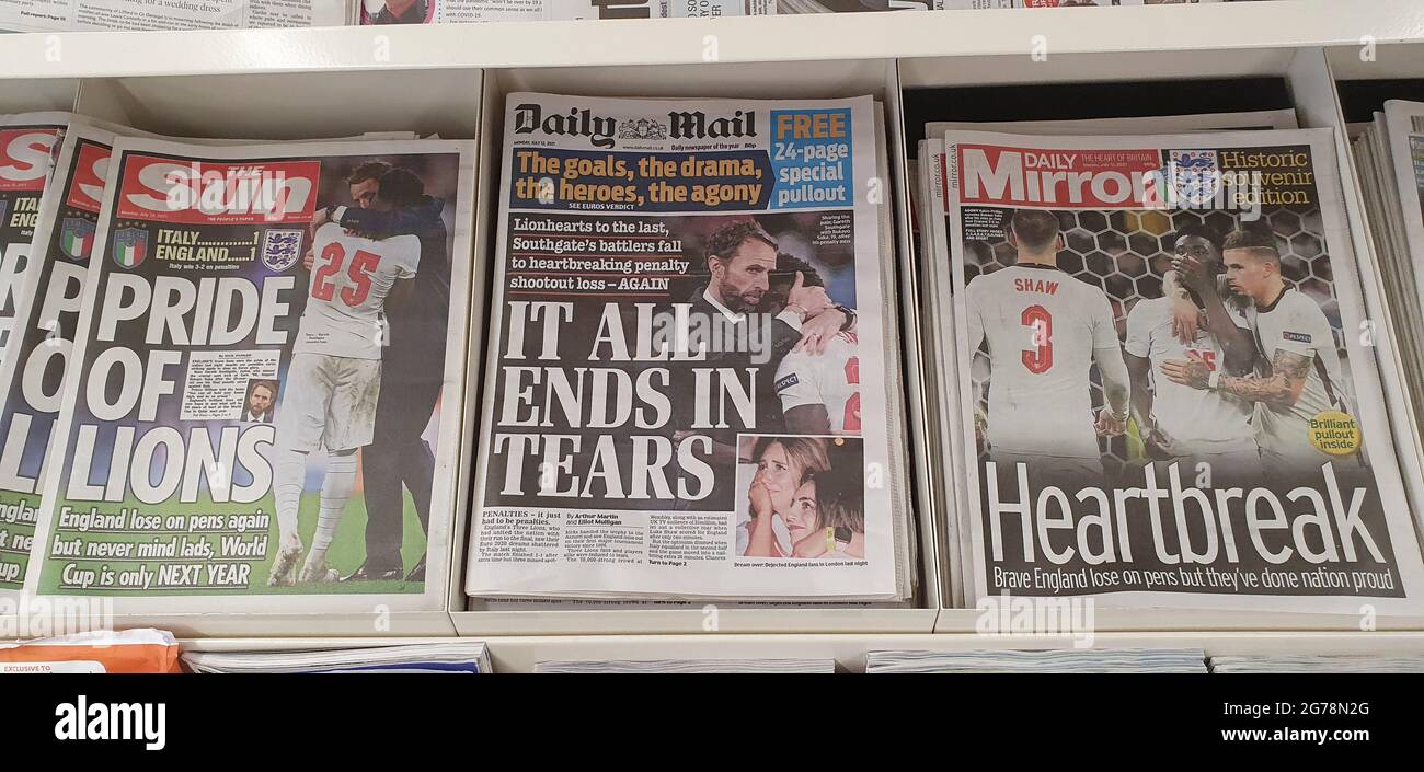 Londra, UK, 12 luglio 2021: Le prime pagine dei giornali coprono la sconfitta dell'Inghilterra nella finale di Euro 2020. La squadra di calcio inglese maschile ha perso per sanzioni contro l'Italia a Wembley ieri sera. La copertura emphases la delusione, ma anche l'orgoglio nei giovani di diversi team, che sono stati purtroppo soggetti ad abusi razziali online dal gioco. Molti dei documenti usavano le foto del manager inglese Gareth Southgate consolando Bukayo Saka dopo che il suo tentativo di penalizzazione fu salvato dal portiere italiano. Anna Watson/Alamy Live News Foto Stock
