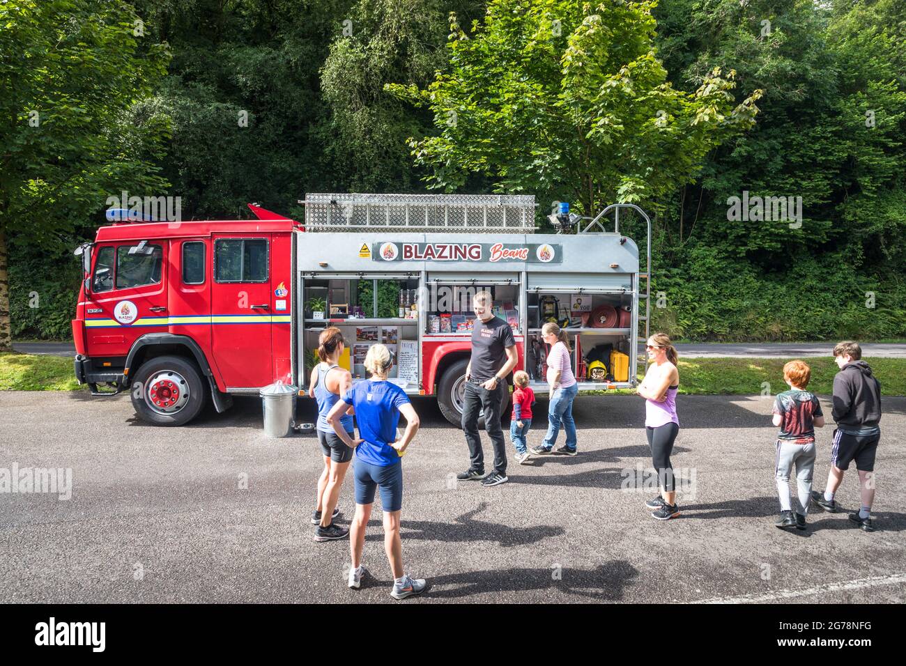 Drakes Pool, Cork, Irlanda. 12 luglio 2021. Chris Gledhill, responsabile della stazione dei vigili del fuoco di Carrigaline, parla con i clienti del suo motore antincendio convertito, al quale ora vende tè e caffè presso il famoso servizio Drakes Pool fuori Crosshaven, Co. Cork, Irlanda. - immagine; David Creedon / Alamy Live News Foto Stock