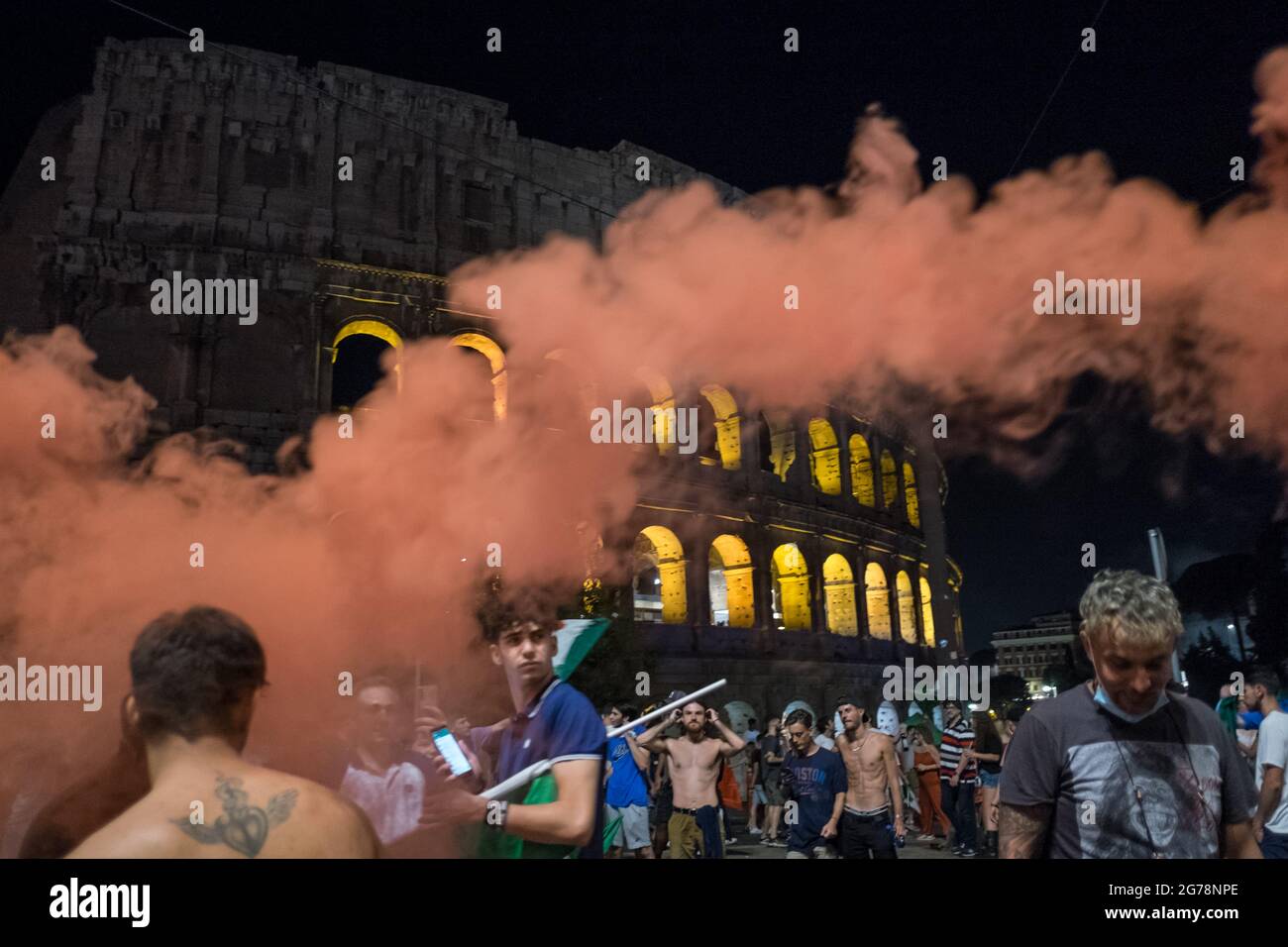 Gli italiani celebrano la vittoria della Coppa UEFA Euro 2020 a Roma celebrazioni nel centro di Roma sotto il Colosseo dopo che l'Italia ha battuto l'Inghilterra Foto Stock