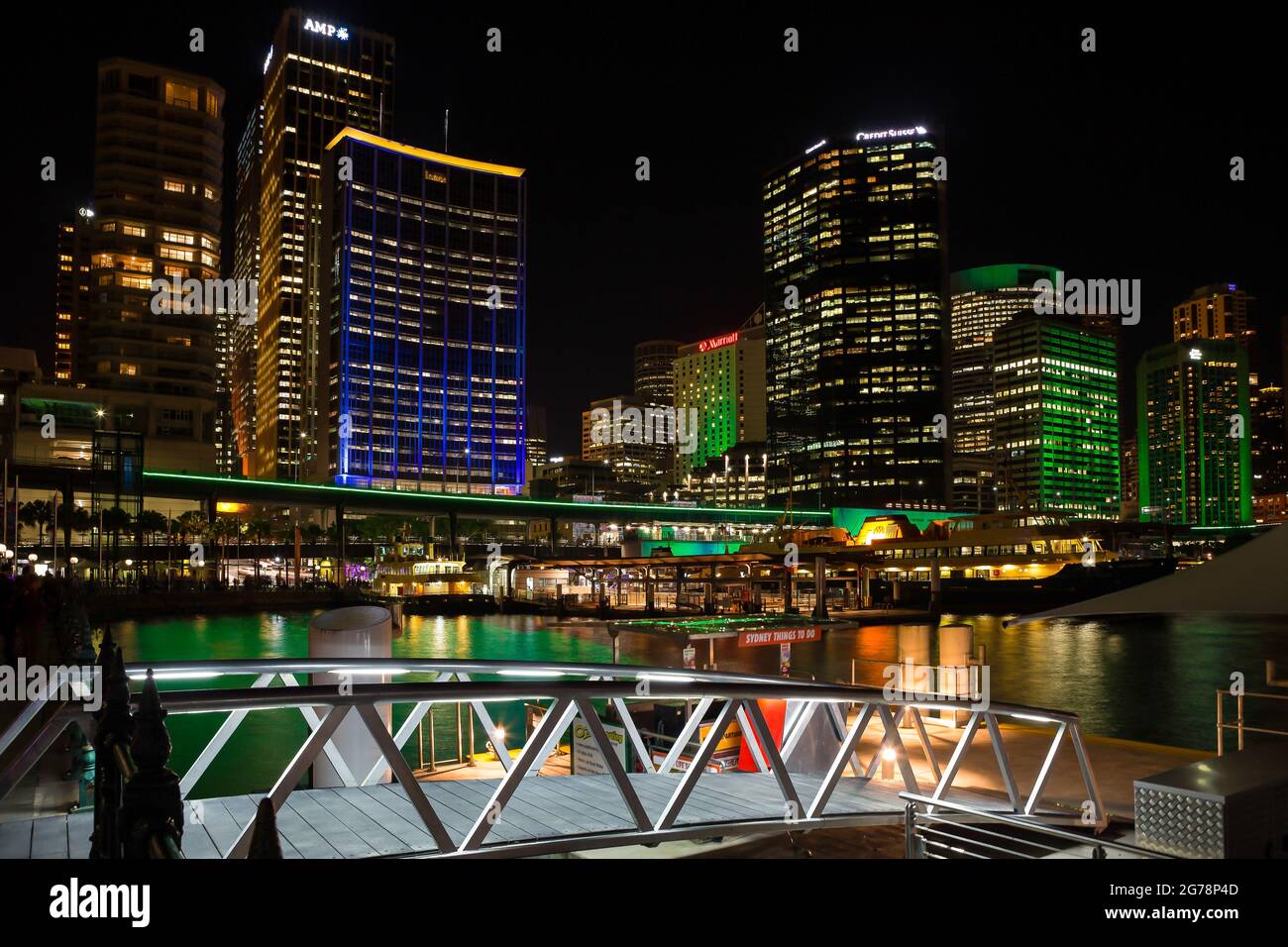 Sydney, NSW, Australia - 3 giugno 2013 : Circular Quay e Sydney City durante uno spettacolo di luci di notte. Foto Stock
