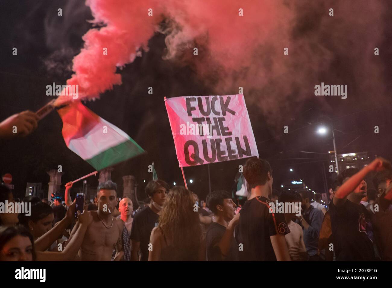 Gli italiani celebrano la vittoria della Coppa UEFA Euro 2020 a Roma celebrazioni nel centro di Roma sotto il Colosseo dopo che l'Italia ha battuto l'Inghilterra Foto Stock