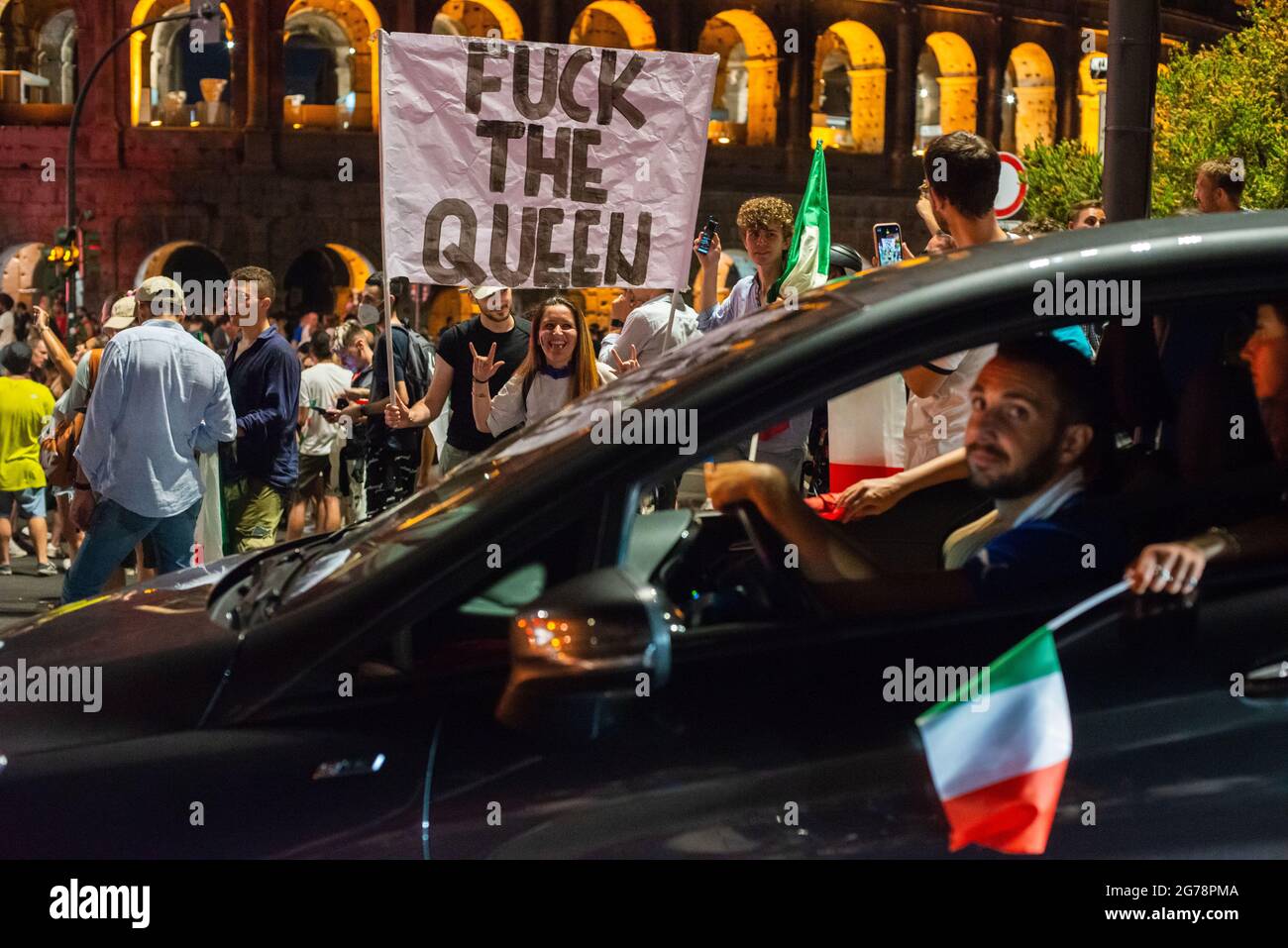 Roma, Italia 12/07/2021: Nel centro di Roma sono scoppiate le celebrazioni per migliaia di persone che si sono radunate nelle strade dopo che l'Italia ha battuto l'Inghilterra per vincere il Campionato europeo di calcio al Wemble Stadium di Londra. © Andrea Sabbadini Foto Stock