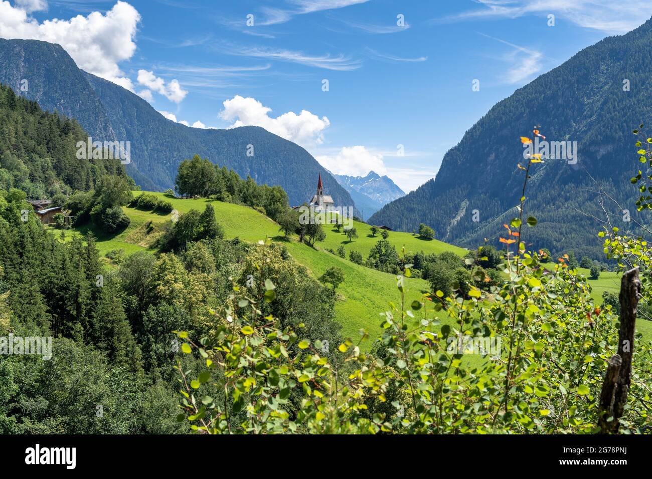 Europa, Austria, Tirolo, Ötztal Alpi, Ötztal, Oetz, vista dal Auerklamm alla chiesa di Oetzerau Foto Stock