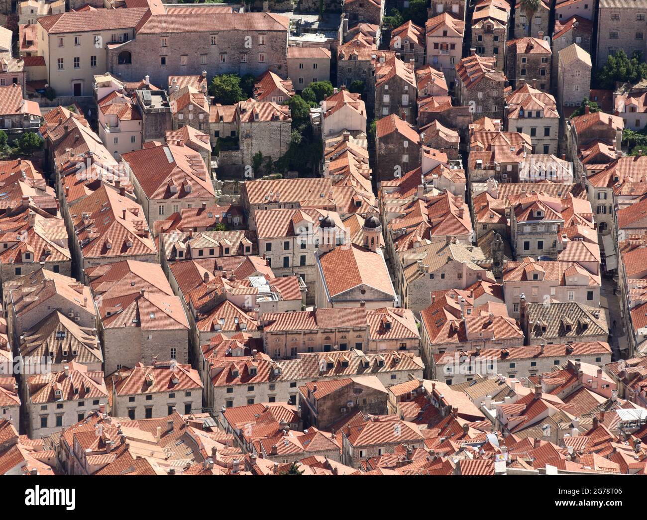 Tetti di tegole rosse della città vecchia di Dubrovnik, Croazia Foto Stock