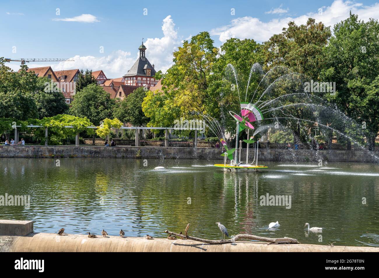 Europa, Germania, Baden-Wuerttemberg, distretto di Ludwigsburg, Bietigheim-Bissingen, Vista dalla Bürgergarten sopra l'Enz al giardino Overland Park e la città vecchia di Bietigheim con la porta inferiore Foto Stock