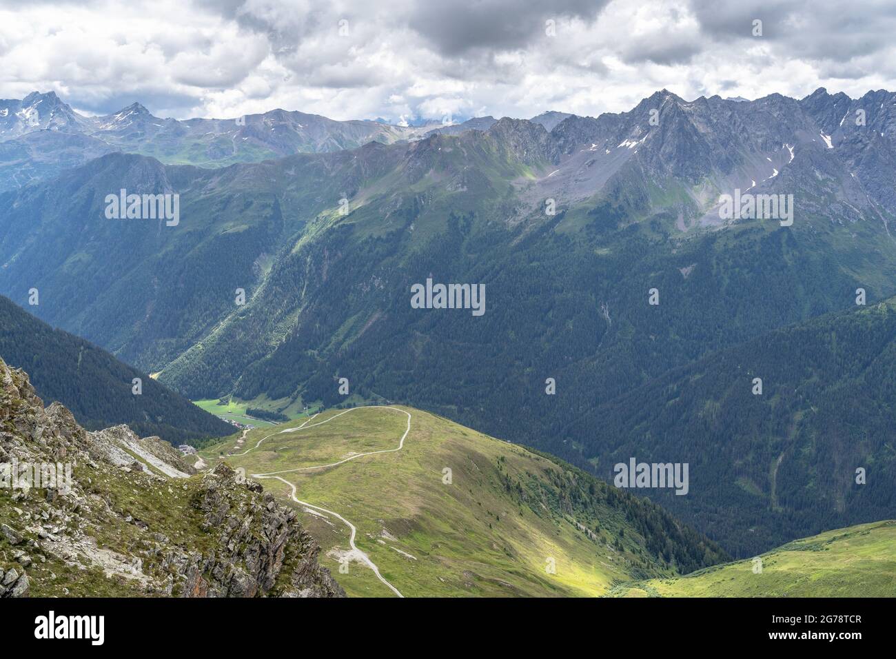 Europa, Austria, Tirolo, Verwall, Paznaun, Galtür, rifugio Friedrichshafener, vista dalla cima dell'Hohe Köpf al Muttenalpe e al gruppo Samnaun Foto Stock