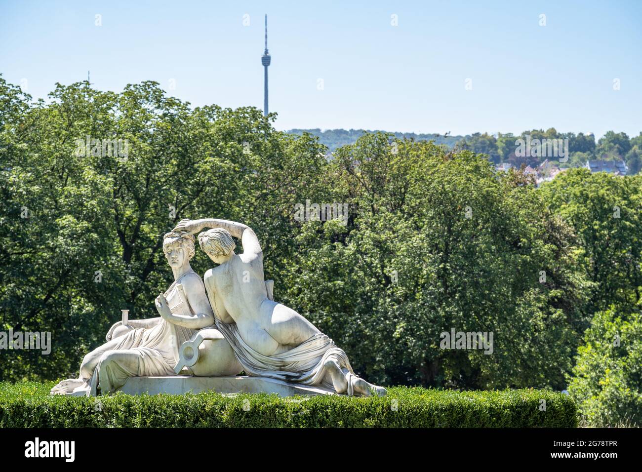 Europa, Germania, Baden-Wuerttemberg, Stoccarda, Rosensteinpark, statua di fronte al museo di storia naturale con vista sulla torre della televisione Foto Stock