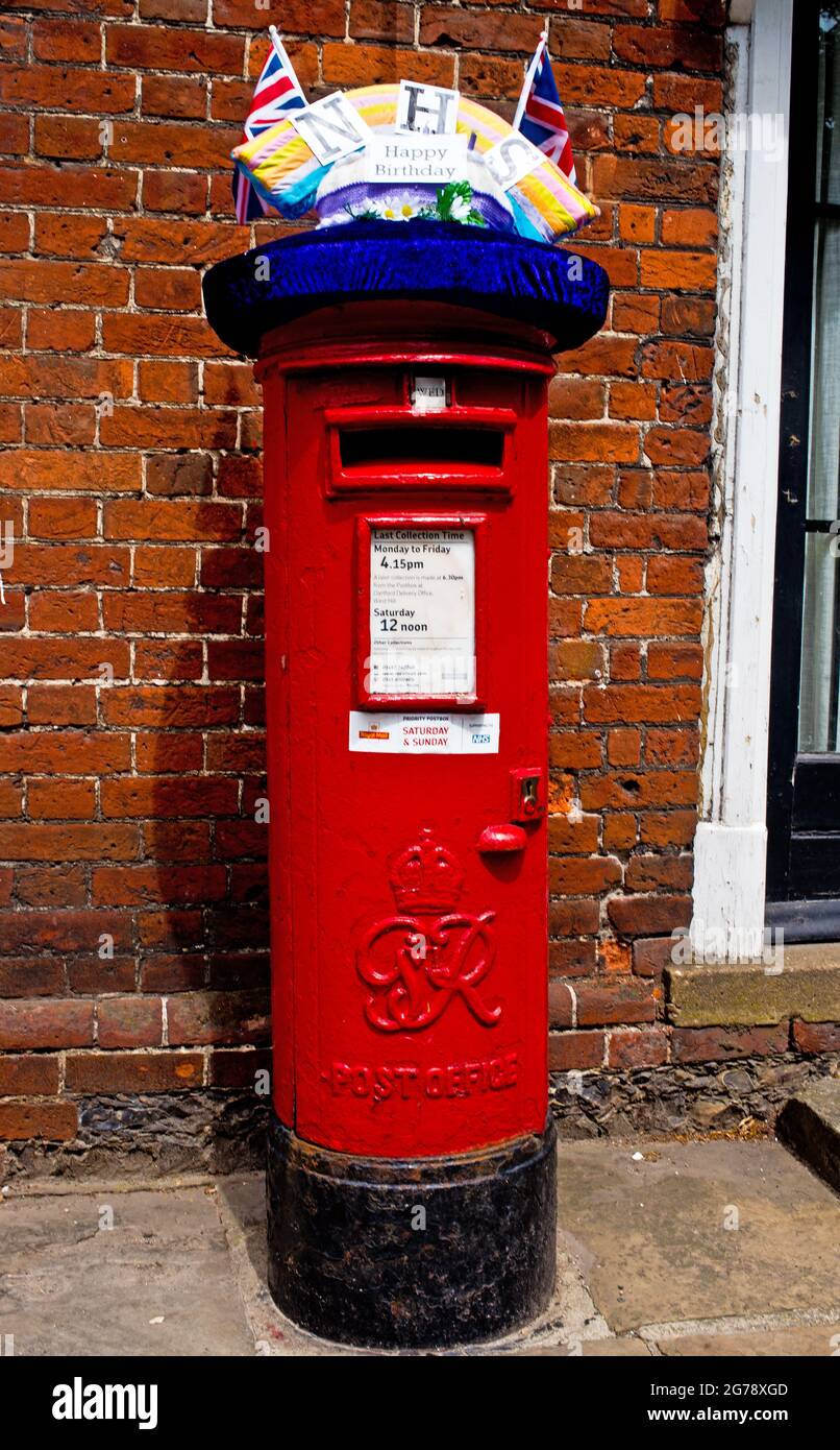 GR Postbox con NHS buon compleanno segno, Eynsford, kent, Inghilterra Foto Stock