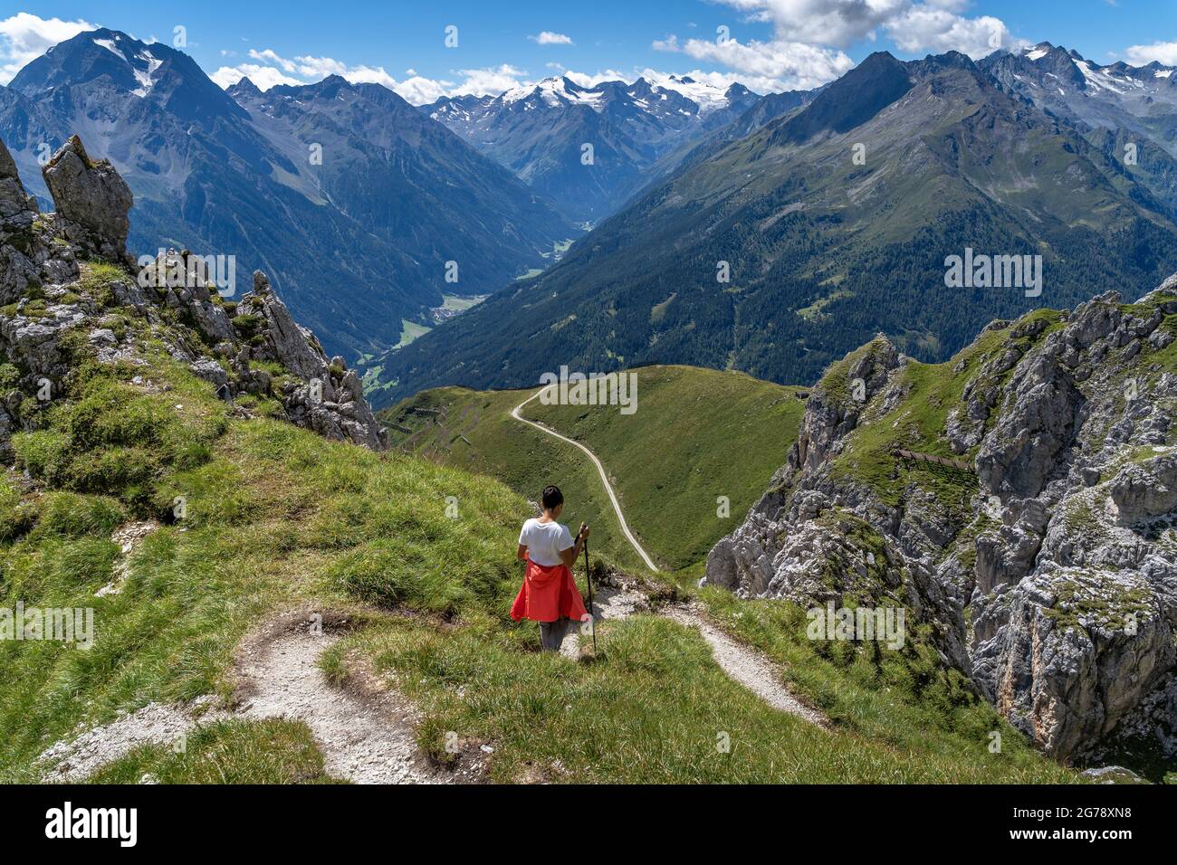 Europa, Austria, Tirolo, Alpi Stubai, escursionista femminile in discesa con vista su Habicht e Brennerspitze Foto Stock