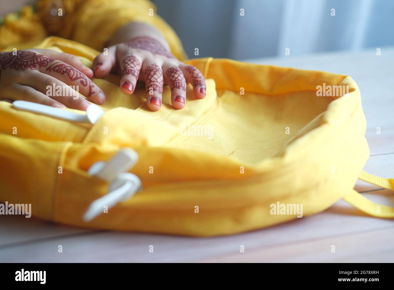 bambina con borsa da scuola pronta per andare a scuola Foto Stock