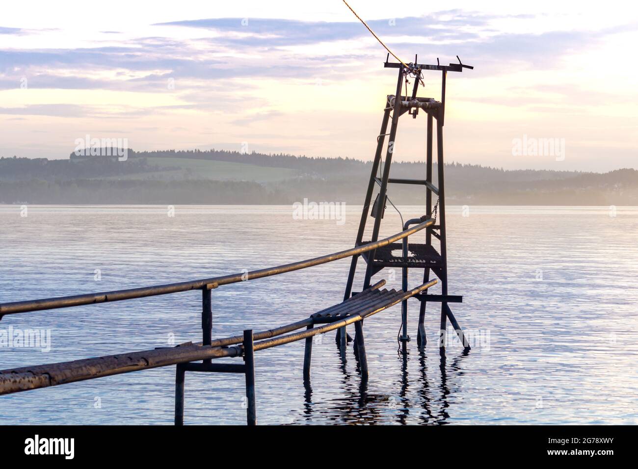 acquedotto privato realizzato localmente con una conduttura per l'estrazione dell'acqua sulla riva del fiume Foto Stock