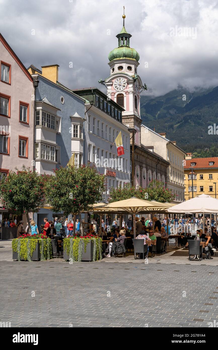 Europa, Austria, Tirolo, Innsbruck, Maria-Theresien-Strasse, Scena estiva nel centro di Innsbruck Foto Stock