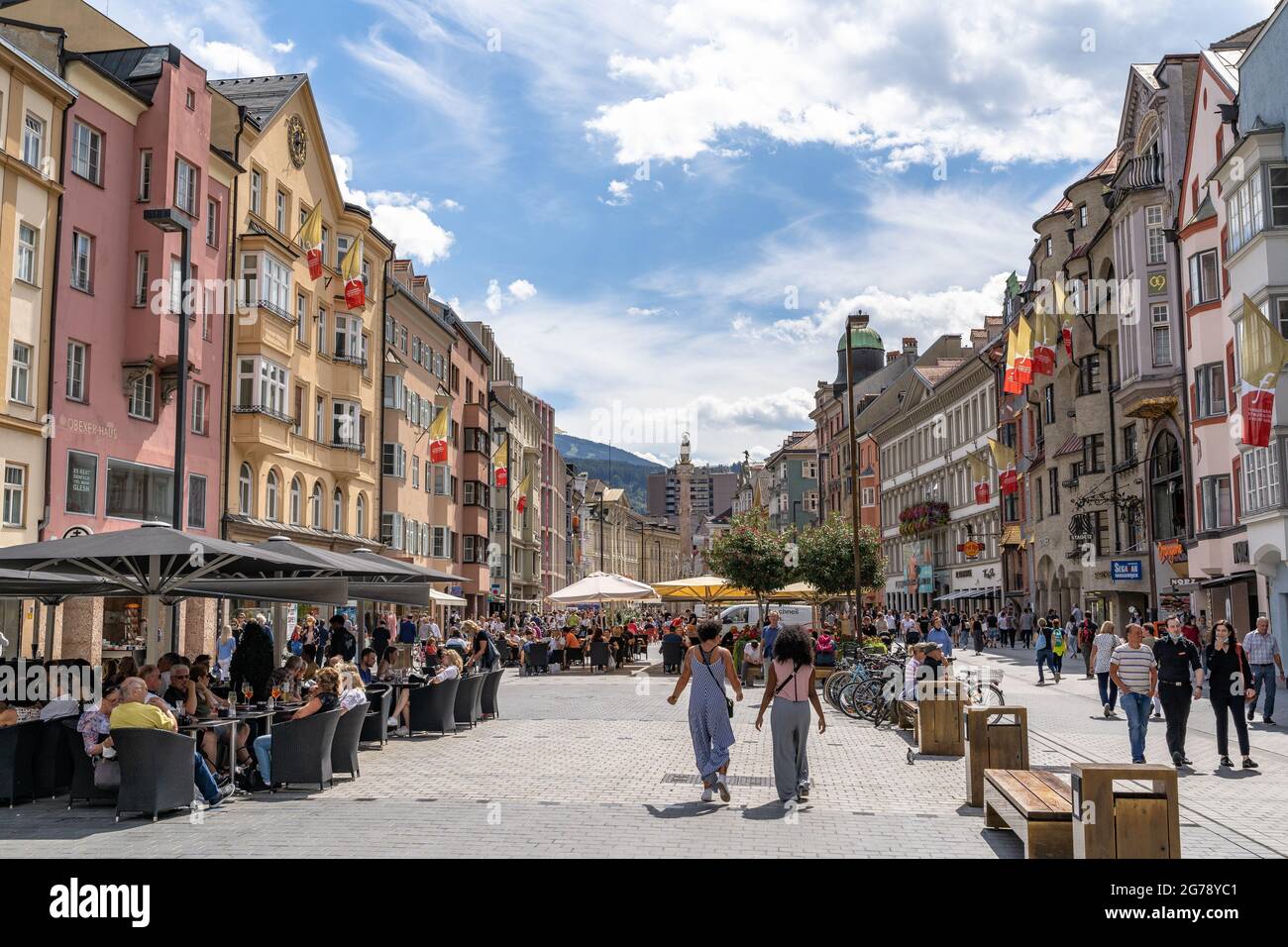 Europa, Austria, Tirolo, Innsbruck, Maria-Theresien-Strasse, Scena estiva nel centro di Innsbruck Foto Stock