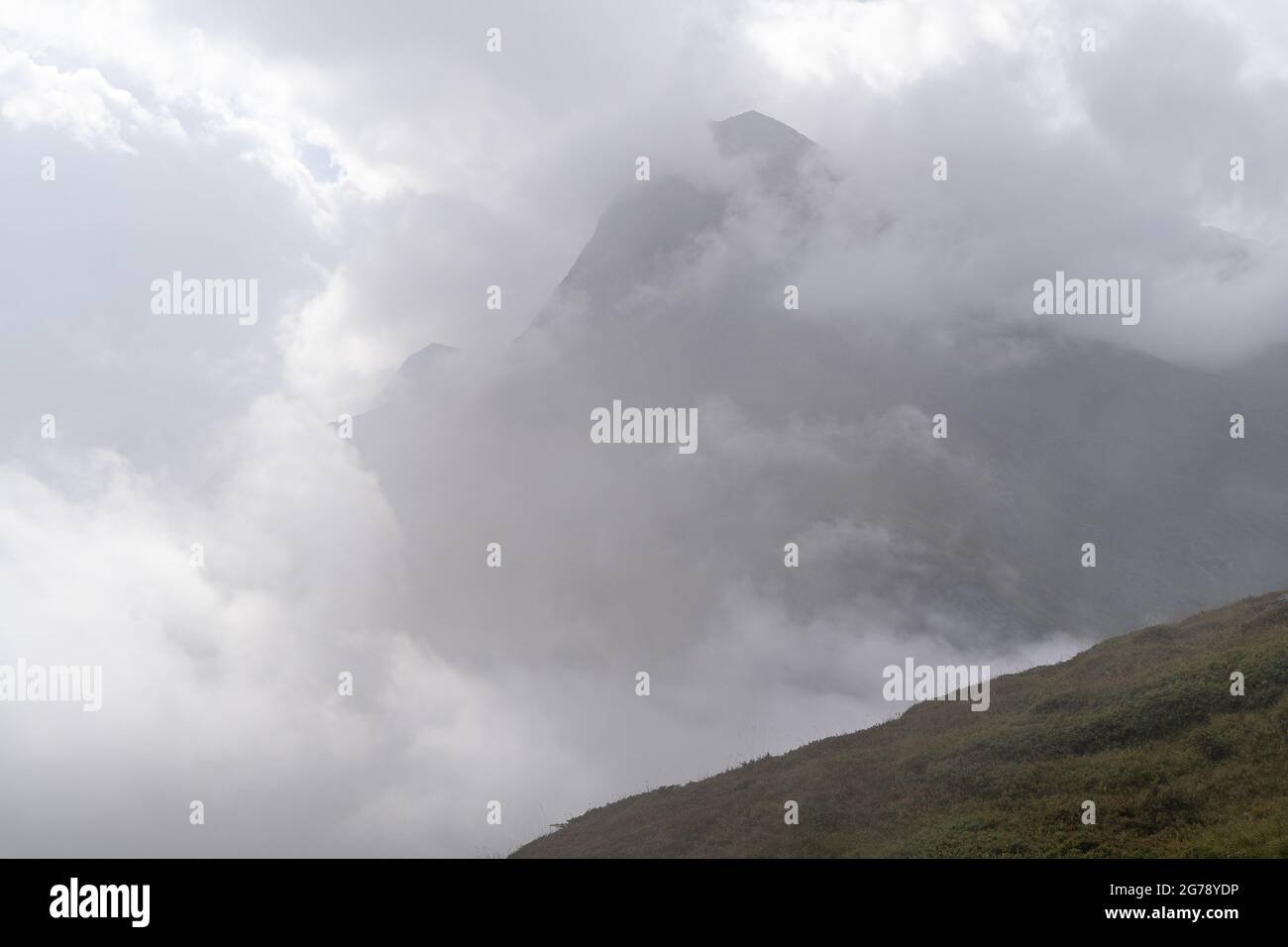 Europa, Austria, Tirolo, Ötztal Alpi, Ötztal, Obergurgl, vetta dell'Hangerer nelle fitte nuvole Foto Stock