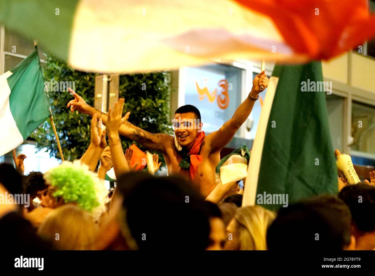 Italia, regione Toscana, Arezzo, 12 luglio 2021 : UEFA EURO 2020 - la squadra italiana vince la partita finale contro la squadra inglese. I tifosi italiani festeggiano la vittoria in UEFA EURO 2020, in piazza. Foto © Daiano Cristini/Sintesi/Alamy Live News Foto Stock