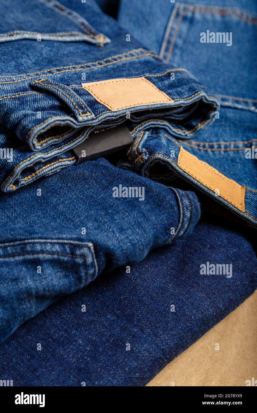 Stack di varietà jeans blu, tessuti denim jean come sfondo. Diversi pantaloni jeans blu stack tessuto tessuto tessuto sfondo Foto Stock