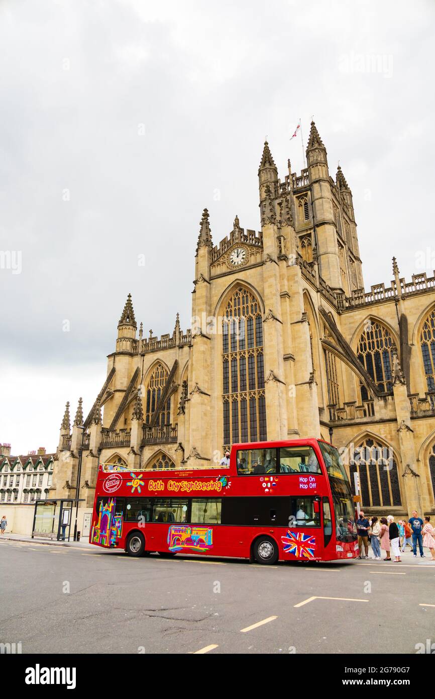 Vista della città di Bath con autobus scoperto che preleva i passeggeri all'esterno dell'abbazia. La città romana di Bath, Somerset, Inghilterra Foto Stock