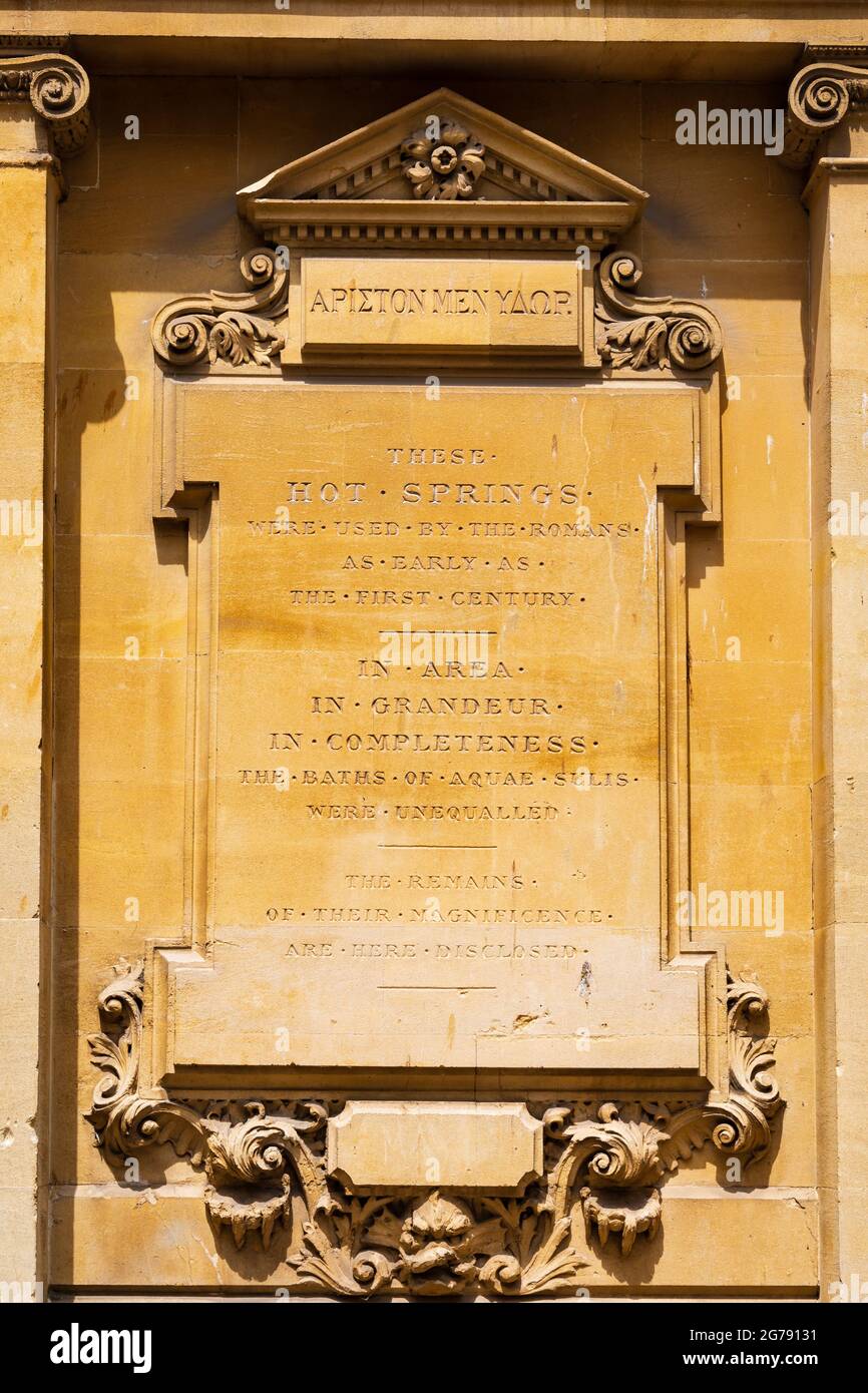 Informazioni targa scolpita in pietra presso le Terme. La città romana di Bath, Somerset, Inghilterra Foto Stock