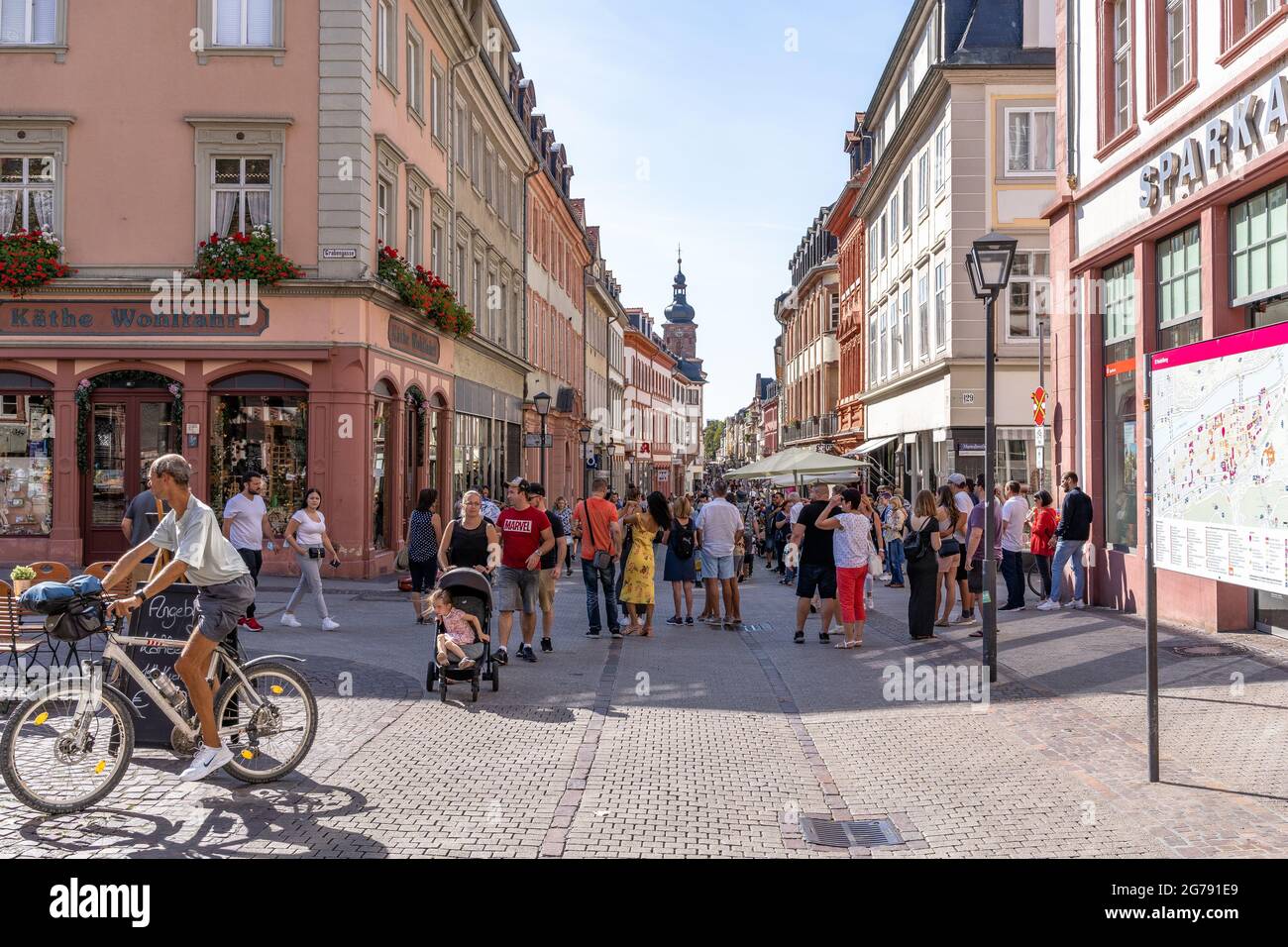 Europa, Germania, Baden-Wuerttemberg, Heidelberg, scena di strada nella zona pedonale del centro storico di Heidelberg Foto Stock
