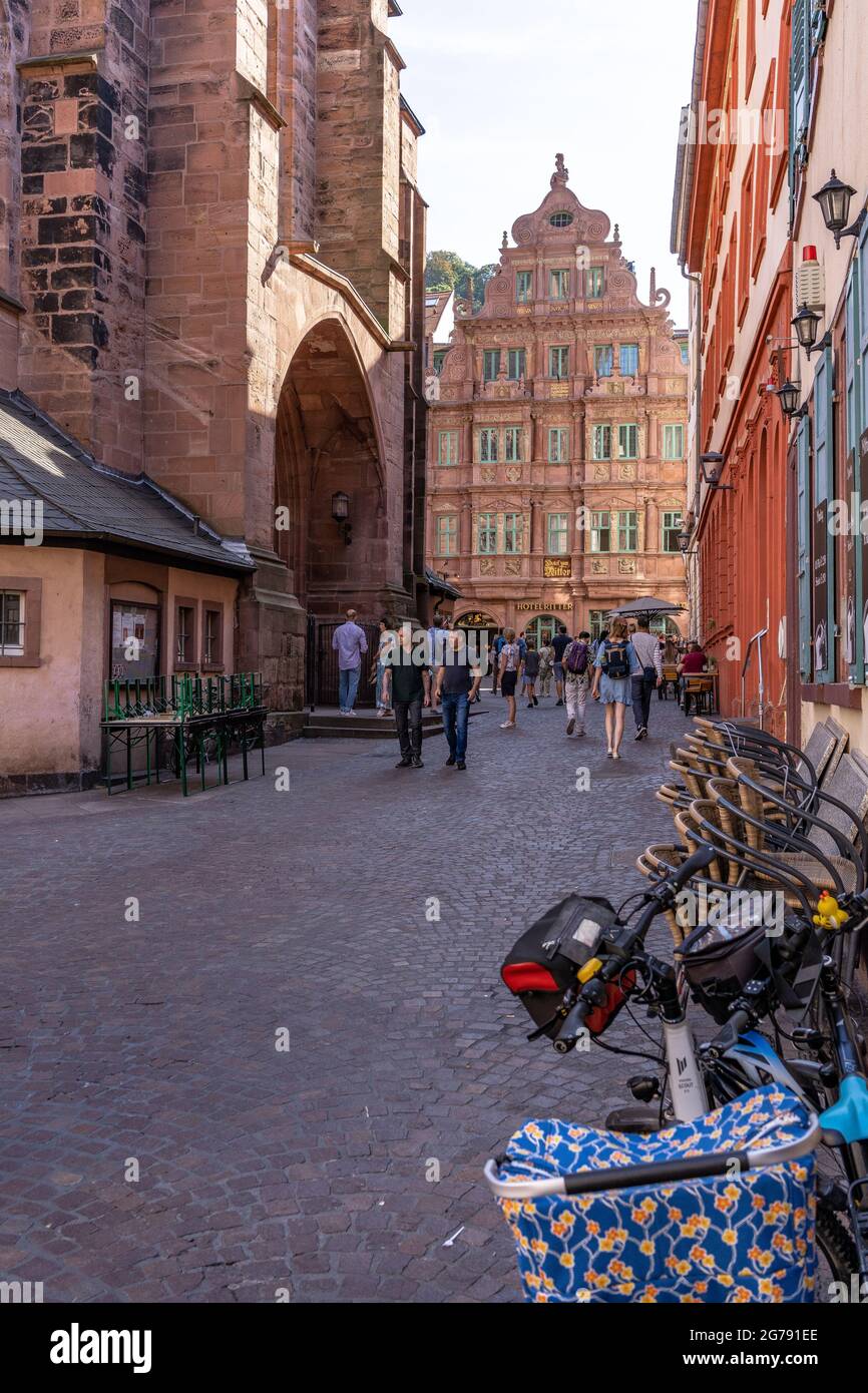 Europa, Germania, Baden-Wuerttemberg, Heidelberg, scena di strada di fronte alla Heiliggeistkirche Foto Stock
