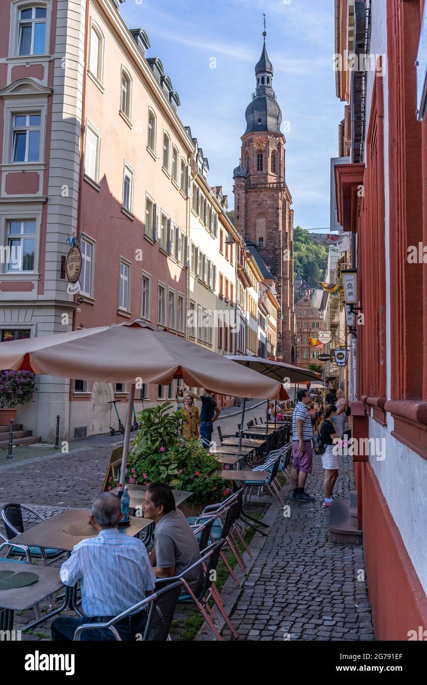 Europa, Germania, Baden-Wuerttemberg, Heidelberg, scena di strada nel centro storico di Heidelberg con vista sulla Heiliggeistkirche Foto Stock