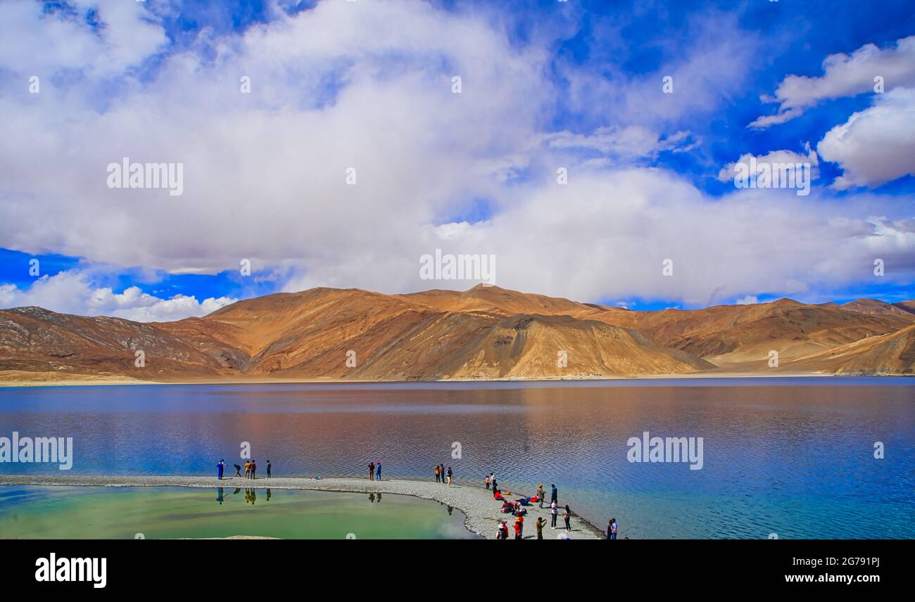 Il lago Pangong Tso o Pangong è un lago di acqua salata, una palude e una zona umida. Molti turisti. Paesaggio un lago endorheic nel himalaya, Jammu e Kashmir, in Foto Stock