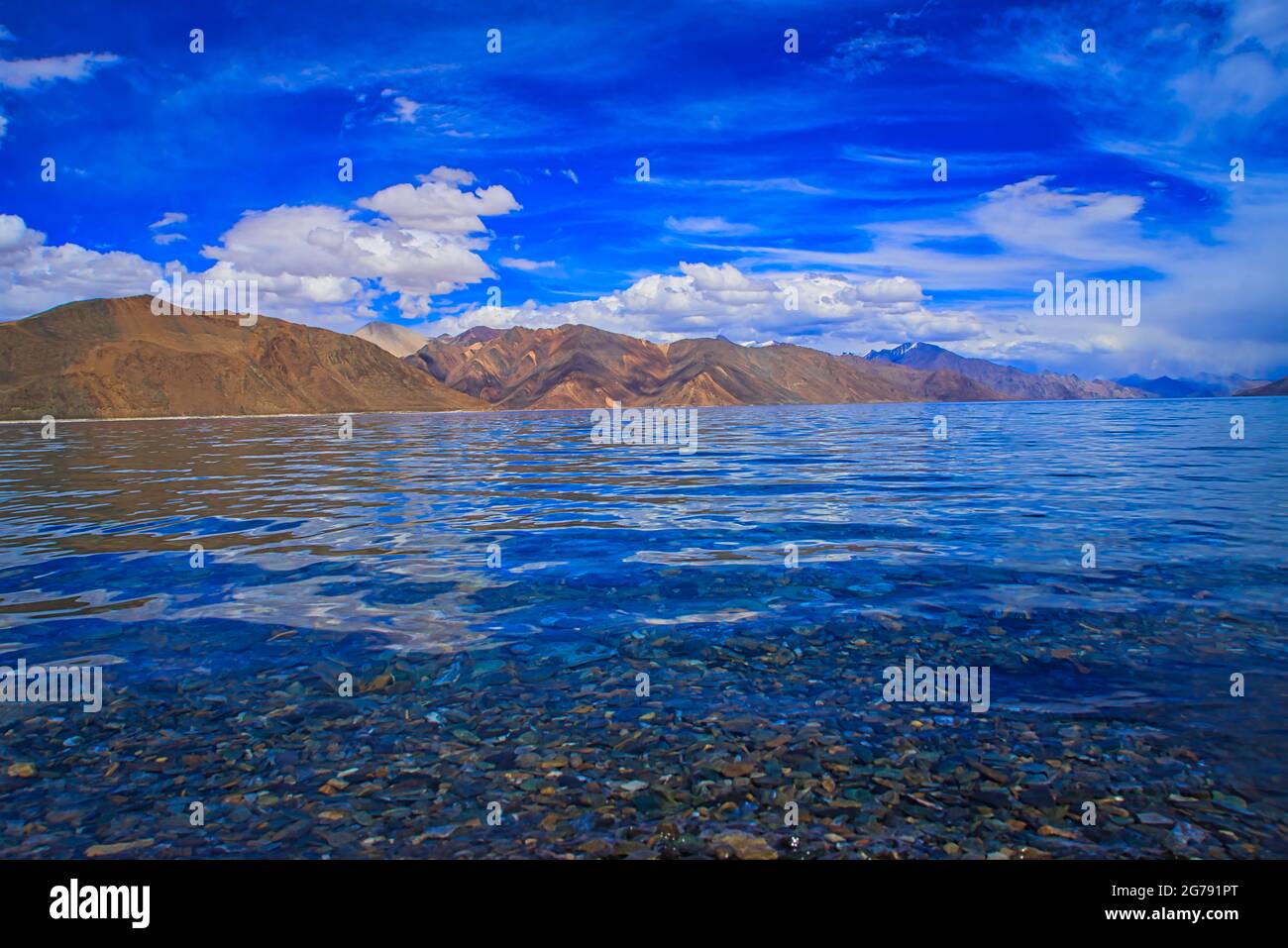 Il lago Pangong Tso o Pangong è un lago d'acqua salmastra, paludi e zone umide. Paesaggio un lago endorheic nell'himalaya, Jammu e Kashmir, India. JU Foto Stock