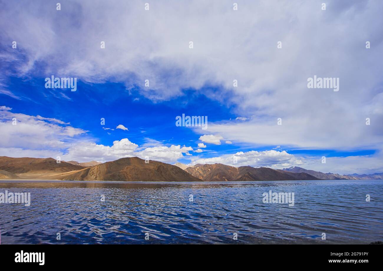 Il lago Pangong Tso o Pangong è un lago d'acqua salmastra, paludi e zone umide. Paesaggio un lago endorheic nell'himalaya, Jammu e Kashmir, India. JU Foto Stock
