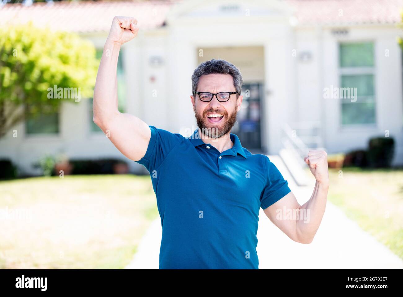 felice uomo in calici nerd celebrando il successo, la felicità Foto Stock