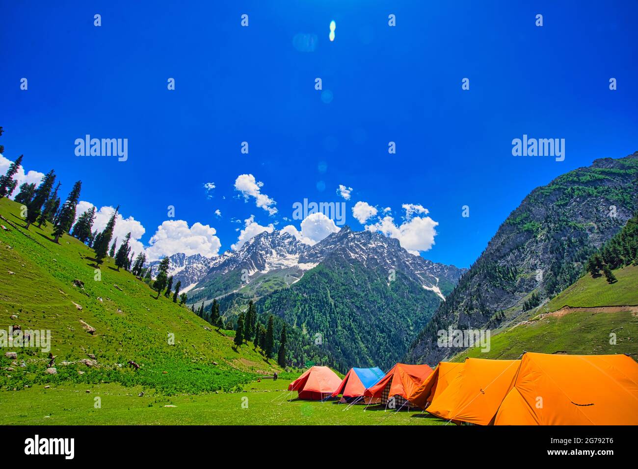 Cielo blu e nuvole bianche, splendido paesaggio. Campeggio nella valle. Viaggio approfondito sul Sonamarg Hill Trek a Jammu e Kashmir, India, giugno 2018 Foto Stock