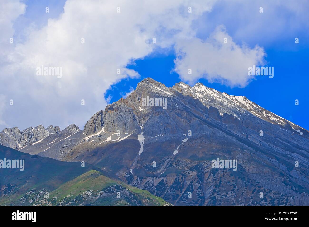 Splendido paesaggio montano. Cielo blu, nuvole bianche, neve bianca. Viaggio approfondito sul Sonamarg Hill Trek a Jammu e Kashmir, India, giugno 2018 Foto Stock