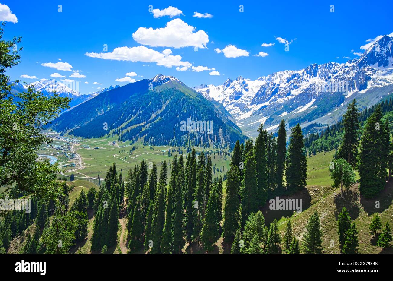 Splendido paesaggio montano. Fiume, valle, neve, cielo blu, nuvole bianche. Viaggio approfondito sul Sonamarg Hill Trek a Jammu e Kashmir, India, giugno 201 Foto Stock