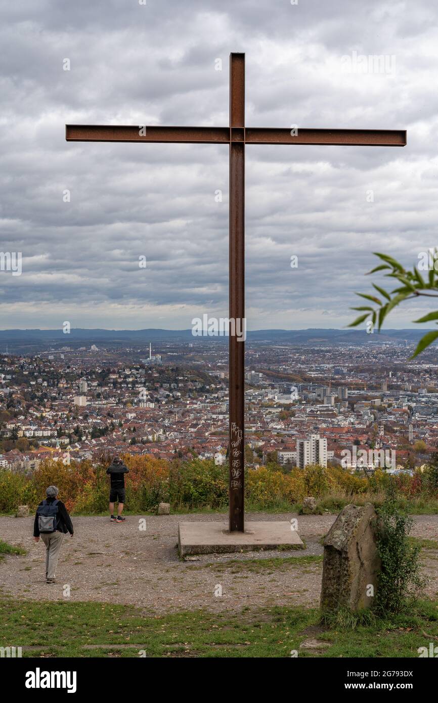 Europa, Germania, Germania meridionale, Baden-Wuerttemberg, Stoccarda, Birkenkopf, croce sulla cima Birkenkopf Foto Stock