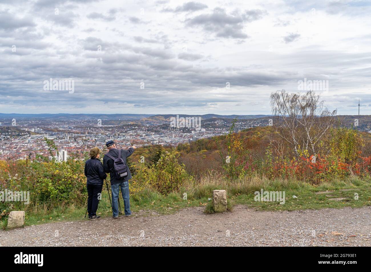 Europa, Germania, Germania meridionale, Baden-Wuerttemberg, Stoccarda, Birkenkopf, escursionisti godere della vista dal Birkenkopf Foto Stock