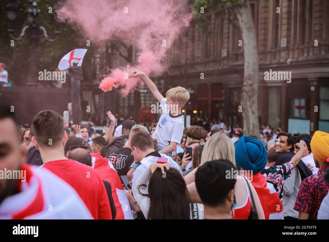 Londra, Regno Unito. 11 luglio 2021. Euro 2020. Gli appassionati di calcio dell'Inghilterra festeggiano a Trafalgar Square in vista della finale Italia / Inghilterra. Credito: Waldemar Sikora Foto Stock