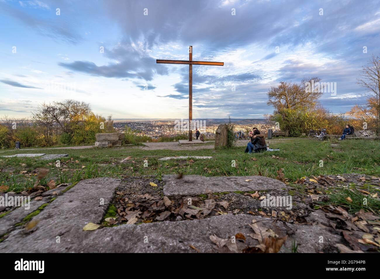 Europa, Germania, Germania meridionale, Baden-Wuerttemberg, Stoccarda, Birkenkopf, i visitatori possono ammirare il tramonto sul Birkenkopf con vista sul centro di Stoccarda Foto Stock