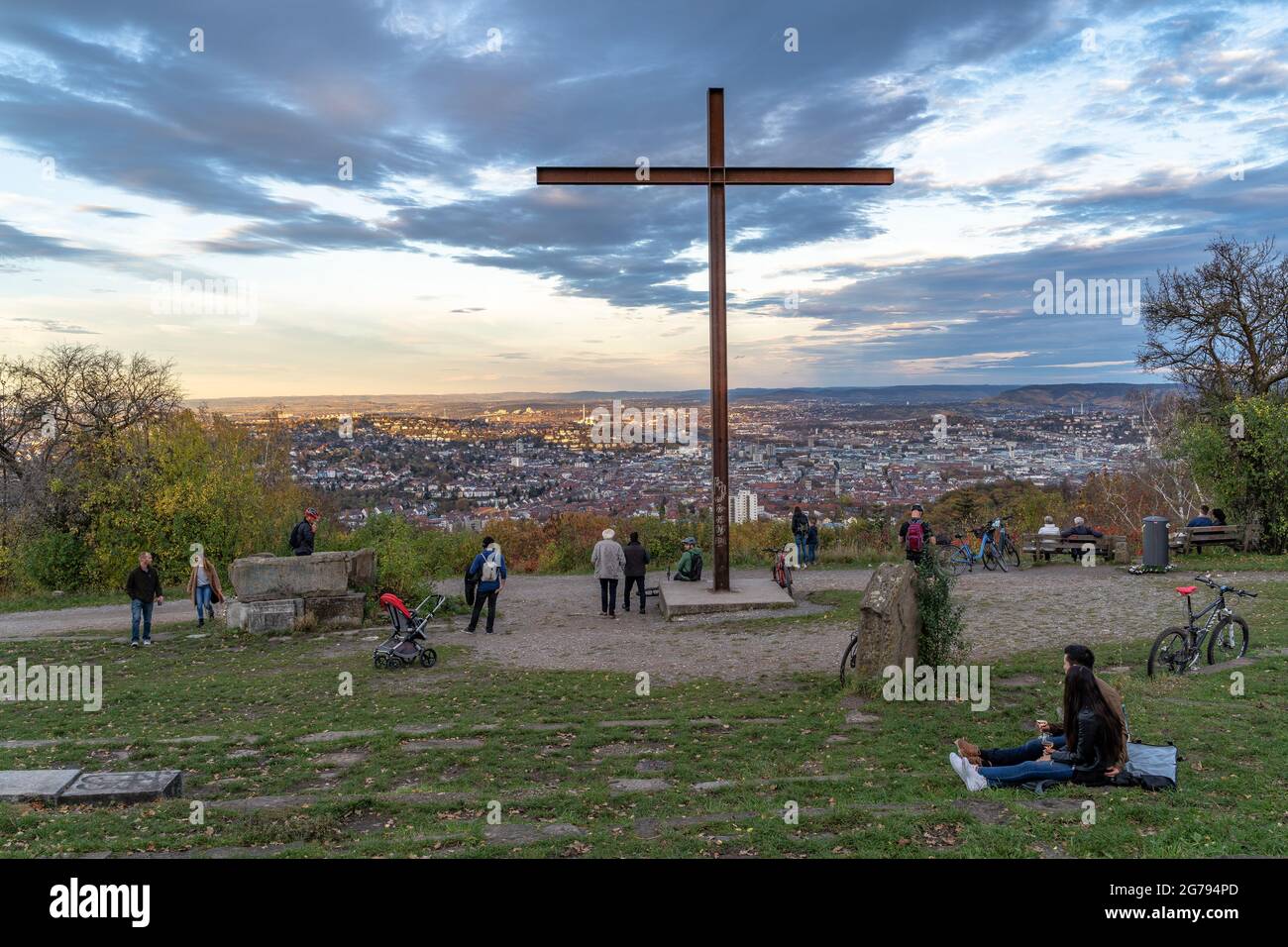 Europa, Germania, Germania meridionale, Baden-Wuerttemberg, Stoccarda, Birkenkopf, i visitatori possono ammirare il tramonto sul Birkenkopf con vista sul centro di Stoccarda Foto Stock
