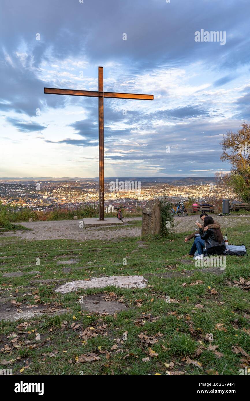 Europa, Germania, Germania meridionale, Baden-Wuerttemberg, Stoccarda, Birkenkopf, i visitatori possono ammirare il tramonto sul Birkenkopf con vista sul centro di Stoccarda Foto Stock