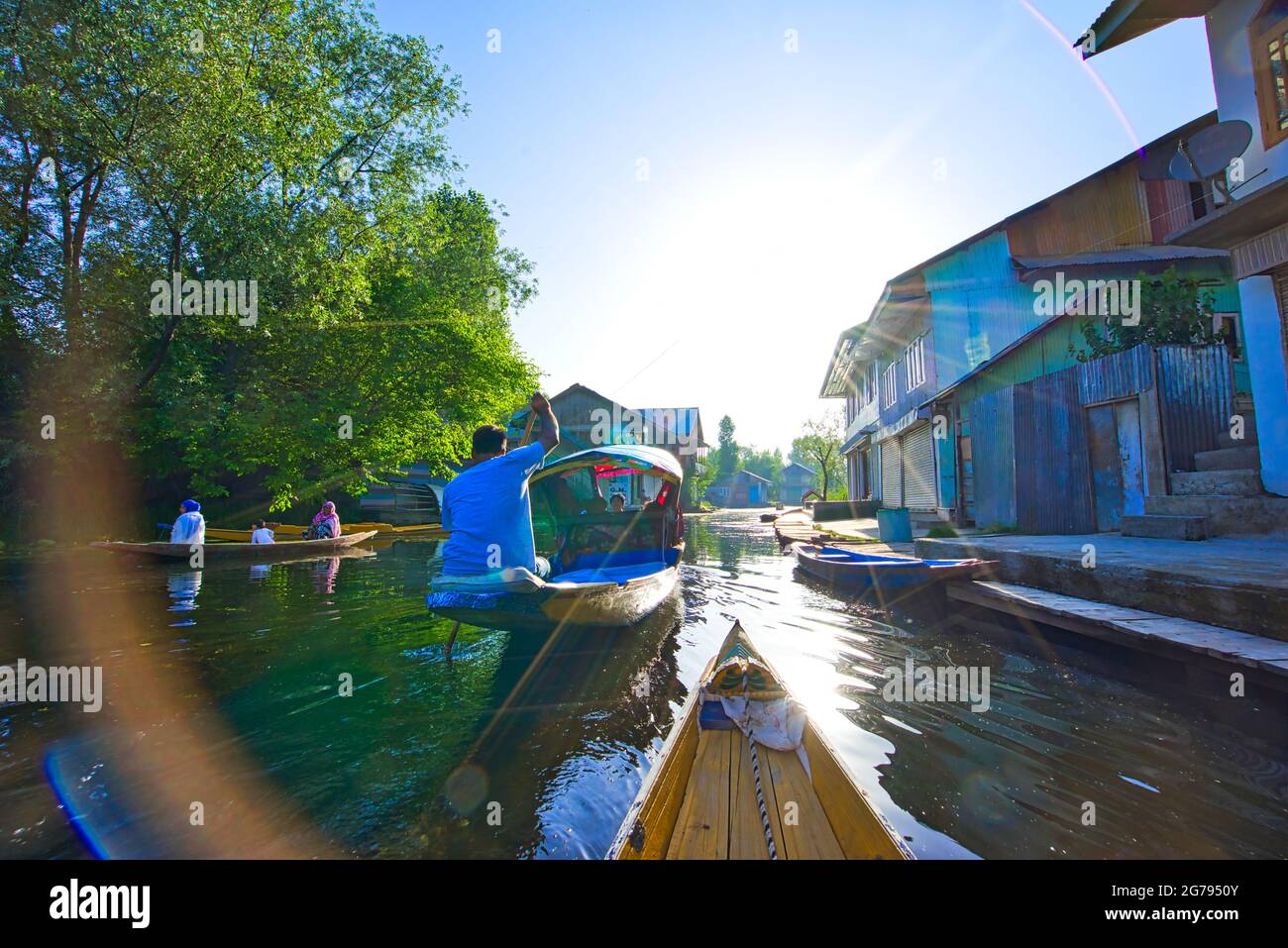 Srinagar, India 07 - Luglio, 2018 : stile di vita nel lago di dal, l'uomo locale usa la barca shikara, trasportano i turisti intorno al fiume, Jammu e Kashmir stato, in Foto Stock