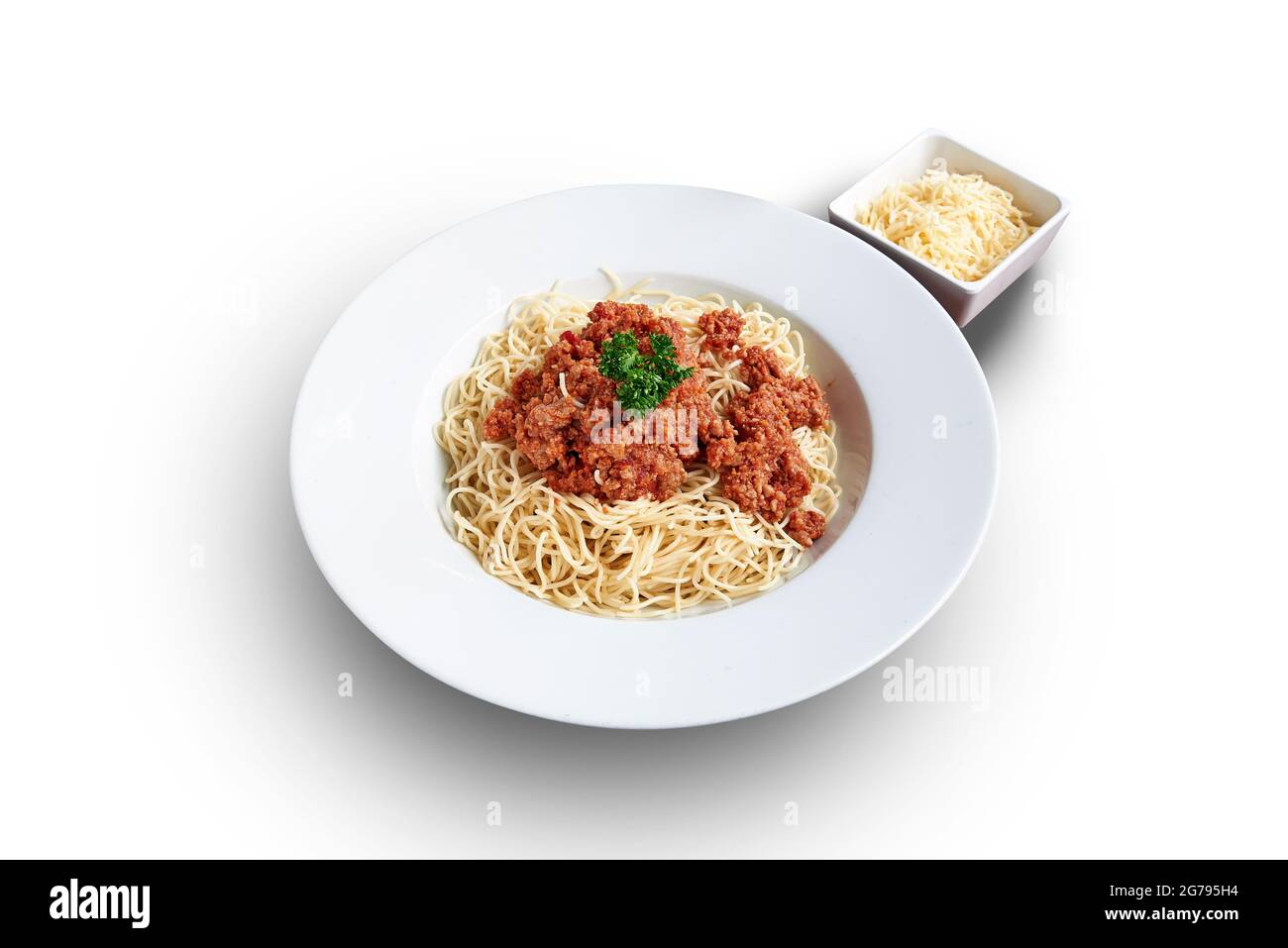 Piatto bianco con spaghetti bolognaise e formaggio isolato su bianco con percorso di ritaglio Foto Stock
