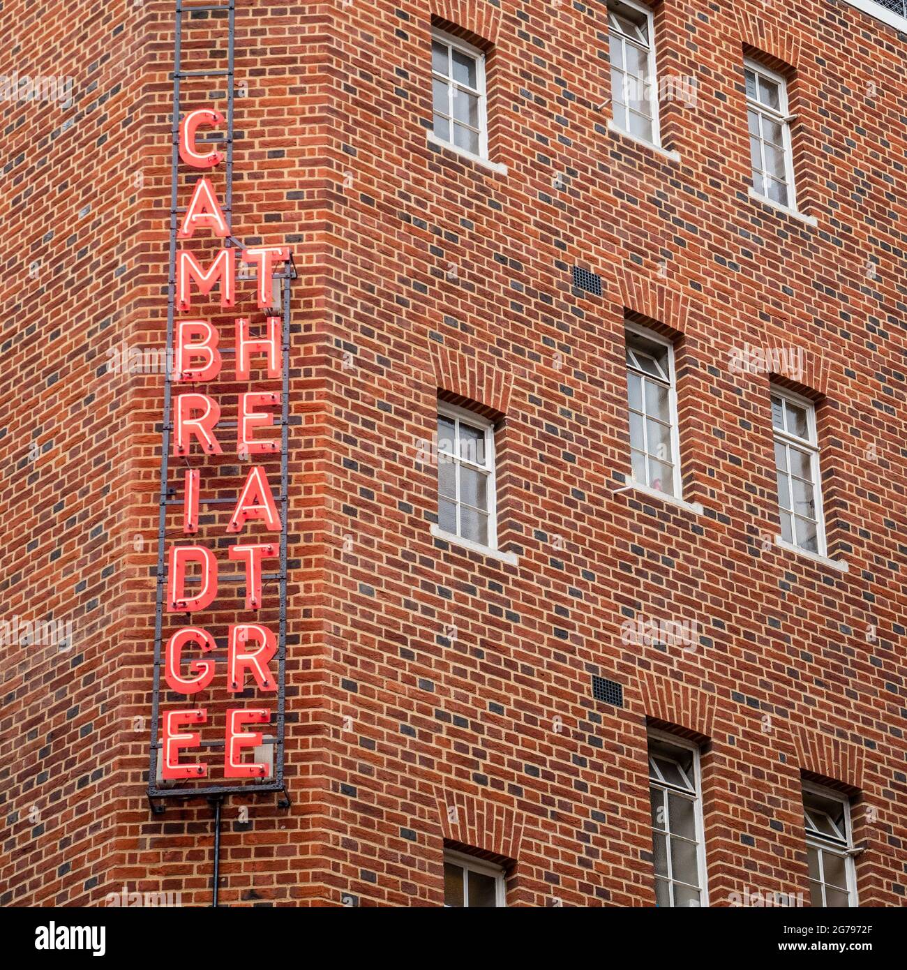Cambridge Theatre, Londra. La segnaletica esterna sul retro di un teatro nel cuore del quartiere dei teatri del West End di Londra. Foto Stock