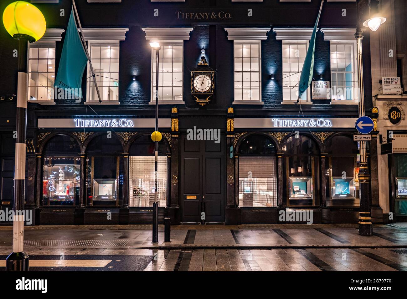 Il negozio Tiffany & Co., Bond Street, Londra. Il fronte del negozio e façade alle esclusive gioiellerie nell'esclusivo quartiere dei negozi di Londra. Foto Stock