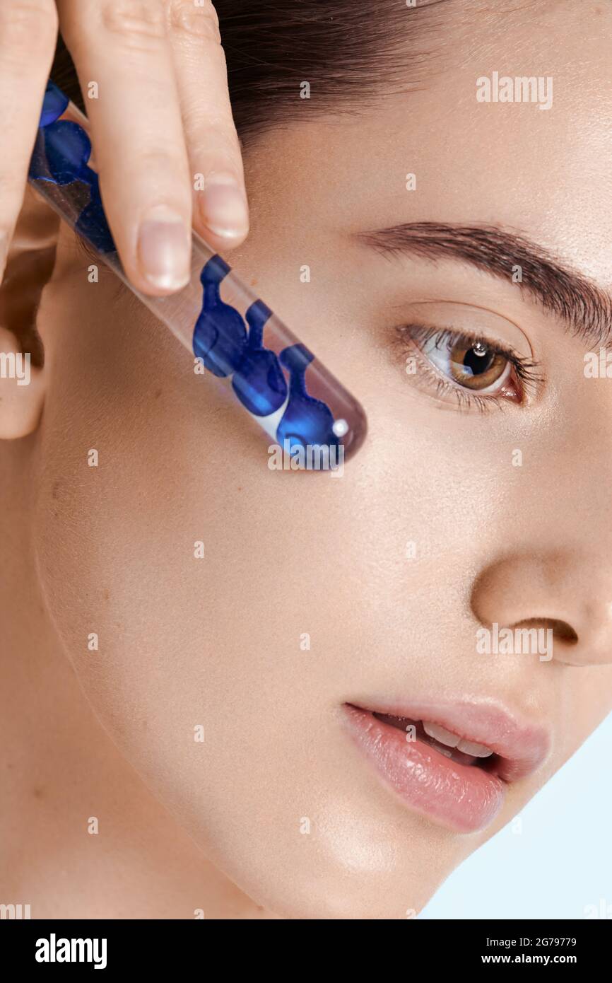Donna, cosmetici, ampolla, prodotti per la cura, bellezza pulita e fresca Foto Stock