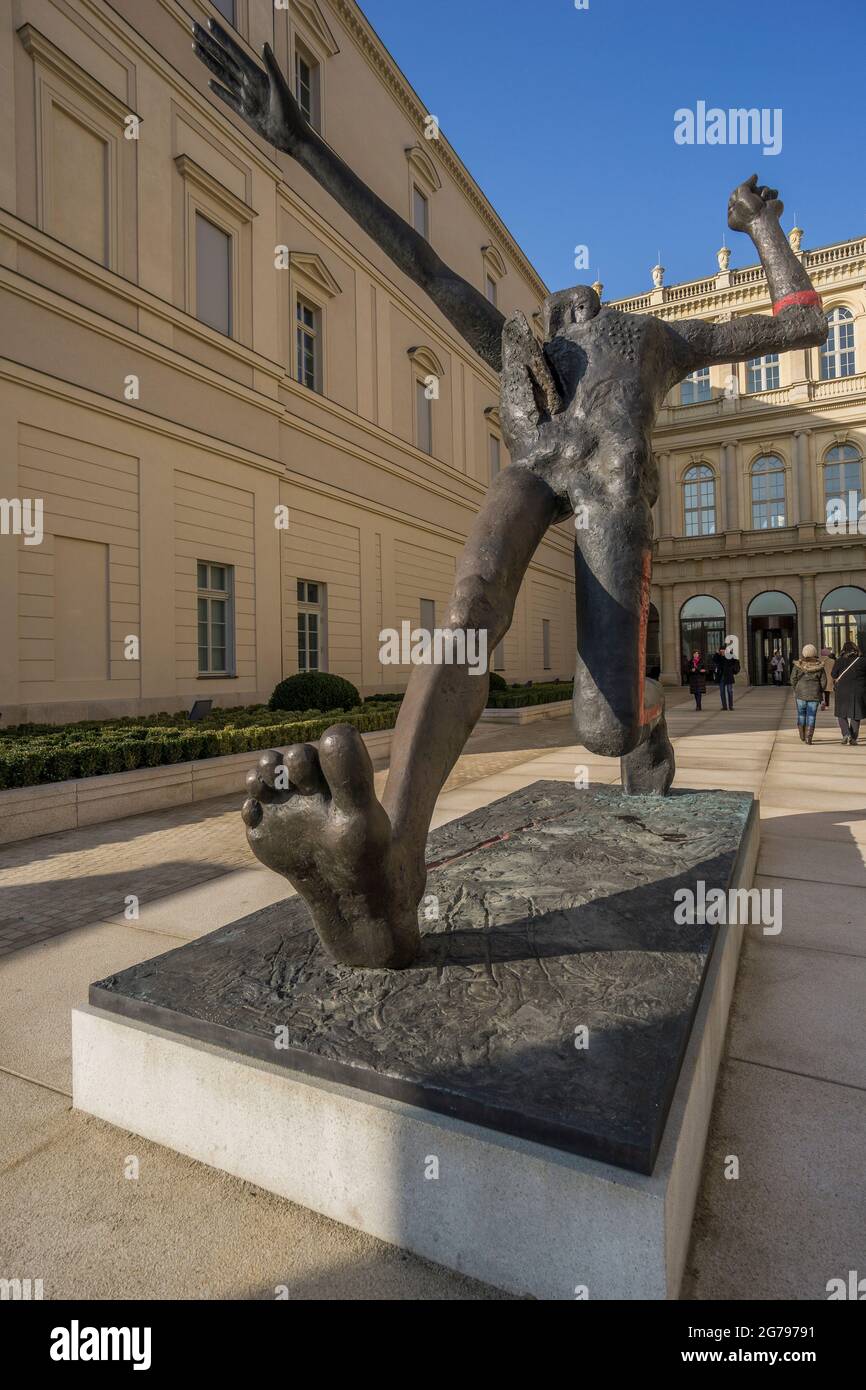 Germania, Brandeburgo, Potsdam, cortile interno Museo Barbernini con scultura di Matthuer 'der Jahrhundertstieg' Foto Stock